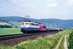110 403 befördert die abgebügelte 103 228 vor FD 1983 "Alpenland" (Hamburg-Altona - Würzburg - Kempten - Oberstdorf) bei Friedlos.	 (31.05.1990) <i>Foto: Wolfgang Bügel</i>
