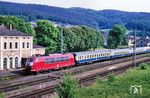 103 196	fährt mit IC 694 "Kieler Förde" (München - Stuttgart - Frankfurt/M - Hamburg-Altona - Kiel) durch den Bahnhof Neukirchen im Haunetal. (01.06.1990) <i>Foto: Wolfgang Bügel</i>