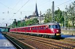 430 114/414 fährt als Sonderzug durch den Bahnhof Solingen-Ohligs. Nach Fristablauf rostete das Fahrzeug im DB Museum in Koblenz-Lützel jahrelang vor sich hin. Daher wurden ein Triebkopf sowie die zwei Mittelwagen zerlegt. Erhalten blieb nur der Triebkopf 430 414.  (01.06.1990) <i>Foto: Joachim Bügel</i>