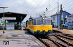 Der Gleismesstriebzug (GMTZ) 725/726 004 verlässt als Dsts den Bahnhof Solingen-Ohligs. 1974 wurden insgesamt fünf GMTZ in Betrieb genommen, die aus jeweils einem Messwagen und einem Triebwagen bestanden und in dieser Zusammenstellung fest gekuppelt waren. 725 004 war der im AW Kassel umgebaute Schienenbus 798 674. Auf beiden Seiten der Motorwagen der Baureihe 725 wurden drei Fenster entfernt und der Geräuschpegel im Innenraum vermindert, darüber hinaus wurde ein Führerstand im Motorwagen entfernt. Im Innenraum standen zwei Schlafabteile, ein Waschraum sowie ein Aufenthaltsraum mit Kochstelle und Kühlschrank zur Verfügung. Auf dem Dach wurde ein Wassertank mit einem Fassungsvermögen von 200 Litern installiert. Der Innenraum beherbergte auch einen Maschinenraum mit Diesel-Stromaggregat, um die Messgeräte des Messwagens mit Strom zu versorgen. In dem Messwagen 726 war eine Werkbank für kleine Reparaturen eingerichtet worden. In einem Schrank hinter dem Führerstand war die Sicherungstechnik für die punktförmige Zugbeeinflussung untergebracht.  (08.06.1990) <i>Foto: Joachim Bügel</i>