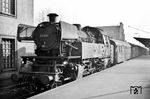 Im Frühjahr 1961 verkehrte ein ganz besonderer Zug nach Frankfurt (Main) Hbf: Einerseits war schon die Gießener 66 001 eine Rarität, andererseits liefen in dem Zug die letzten beiden DB-Wagen der Bauart "Heidenau-Altenberg" mit, der AB4ylwe35a "33544 Ffm" und B4ye-35a "73523 Ffm". Die restliche Zugeinheit bestand aus Post- und Gepäckwagen. Bei dem Zug handelte es sich um den PEx 3829, der im Kursbuch als P 3829 von Gießen über Friedberg (Hess) - Heldenbergen - Hanau nach Frankfurt (Main) Hbf lief. In Offenbach (Main) wartet Frau Maedel ungeduldig in der Tür des ersten Wagens, damit ihr Mann wegen des Fotos nicht noch die Abfahrt verpasst. (04.1961) <i>Foto: Karl-Ernst Maedel</i>