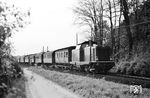 Die noch fast neue Hanauer V 100 1133 steht im starken Kontrast zu der Zuggarnitur des P 4666, der bei Offenbach Ost auf den Weg in den Rodgau ist. Die ersten fünf Wagen verfügen ausnahmslos noch über Aufbauten aus Holz und standen somit kurz vor ihrer Abstellung, denn eine entsprechende Verfügung sah mit Stichtag 31.12.1962 die Ausmusterung aller noch vorhandener Reisezugwagen mit Holzaufbau vor.  (04.1962) <i>Foto: Karl-Ernst Maedel</i>