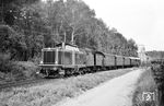 Auch der Gegenzug P 4677 nach Offenbach war an diesem Tag mit einem V 100-Neuzugang des Bw Hanau bespannt statt mit einer 93.5. V 100 1128 (Abnahme am 6. März 1962) ist in Höhe des Kalksteinwerks Grix unterwegs, das in den Folgejahren als Großmülldeponie diente. Heute befindet sich hier das renaturierte Freizeitgelände "Schneckenberg", mit 166 m Höhe der höchste Punkt in Offenbach. Die Zuggarnitur besteht aus einem dreiachsigen preußischen Gepäckwagen und Personenwagen der Einheitsbauarten der Jahre 1928-30.  (04.1962) <i>Foto: Karl-Ernst Maedel</i>