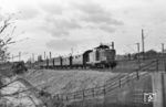 V 100 1128 (Bw Hanau) mit P 4870 nach Dietzenbach (Hess) bei Offenbach Ost. (04.1962) <i>Foto: Karl-Ernst Maedel</i>