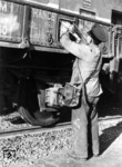 Ein französischer offener Güterwagen wird bezettelt. (1943) <i>Foto: RVM</i>