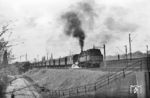 Mindestens elf Zweiachser der Einheitsbauarten hat die Friedberger 78 186 in Offenbach Ost am Haken. Der P 4690 nach Reinheim (Odenw) war einer der letzten Zugläufe einer Friedberger T 18 auf der Rodgaubahn. Der Strukturwandel mit Hanauer V 100 war im Frühjahr 1962 schon voll im Gange, wie Karl-Ernst Maedel an diesem Tag bereits leidvoll erfahren musste. (04.1962) <i>Foto: Karl-Ernst Maedel</i>
