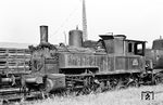In Hanau stand auch eine ehemalige Werklok des AW Frankfurt-Nied. Diese alte Pfälzerin, die Maffei 1906 als Lok 202 "EINOED" an die Pfalzbahn lieferte, lief als 89 105 bis September 1947 beim Bw Ludwigshafen (Rhein). Danach war sie zunächst als Werklok im RAW Fulda tätig, bis sie ins AW Frankfurt-Nied kam. Kurze Zeit nach dieser Aufnahme wurde sie bei der Schrottverwertungsfirma Walter Trapp in Frankfurt/M verschrottet. (08.1961) <i>Foto: Karl-Ernst Maedel</i>