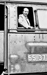 Der durch seine Eisenbahnfotos und zahlreiche Buchklassiker über die Eisenbahn bekannte Autor Karl-Ernst Maedel ließ es sich nicht nehmen, sich als Lokführer auf der bereits abgestellten 55 3719 in Hanau zu zeigen. (08.1961) <i>Foto: Karl-Ernst Maedel</i>