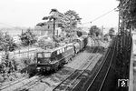 Zum Abschluss der Serie kam noch die ganz profane E 40 121 vom Bw Köln-Deutzerfeld mit einem Güterzug aus Mainz-Bischofsheim über die Mainzer Südbrücke gefahren. (07.1963) <i>Foto: Karl-Ernst Maedel</i>