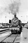 Die nächste große Urlaubs-/ Eisenbahntour führte die Familie Maedel im Sommer 1963 ins Fichtelgebirge. In Würzburg Hbf gab es um 9.15 Uhr Gelegenheit, 38 2928 vom Bw Bamberg vor dem P 1814 nach Bamberg aufzunehmen. (30.07.1963) <i>Foto: Karl-Ernst Maedel</i>