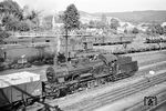 57 2513 vom Bw Bayreuth rangiert einen offenen Güterwagen mit Grubenholz im Bahnhof Neuenmarkt-Wirsberg. Heute in Deutschland völlig verschwunden, war dieses Holz seinerzeit alltägliches Ladegut aus der waldreichen Region des Fichtelgebirges zu den Zechen an Ruhr und Saar. (30.07.1963) <i>Foto: Karl-Ernst Maedel</i>