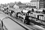 57 1489 vom Bw Bayreuth leistet der Hofer 50 1725 Vorspann vor einem Güterzug über die Schiefe Ebene. Das Bw Neuenmarkt-Wirsberg im Hintergrund war bereits 1956 als selbständige Dienststelle aufgelöst worden, weshalb die preußische G 10 nach Bayreuth abgewandert war. Neuenmarkt-Wirsberg diente aber weiterhin der Dampflokunterhaltung und Personalgestellung. Die Bw-Anlagen sind seit 1975 Bestandteil des heute weit über die Grenzen hinaus bekannten "Deutschen Dampflok Museum" (DDM). (30.07.1963) <i>Foto: Karl-Ernst Maedel</i>