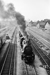 57 1489 und 50 1725 starten mit einem Güterzug nach Hof im Bahnhof Neuenmarkt-Wirsberg. (30.07.1963) <i>Foto: Karl-Ernst Maedel</i>