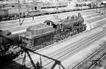 Ausfahrt des Güterzuges mit der Bayreuther 57 1489 vor der Hofer 50 1725 im Bahnhof Neuenmarkt-Wirsberg. (30.07.1963) <i>Foto: Karl-Ernst Maedel</i>