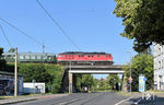 232 701 mit einem Sonderzug von Dresden nach Halberstadt auf der Brücke über die Riesaer Straße zwischen Engelsdorf und Leipzig-Schönefeld. (21.06.2025) <i>Foto: Ralf Opalka</i>