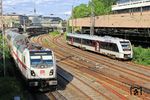 147 556 fährt mit IC 2440 nach Köln Hbf in Wuppertal Hbf aus. Am ehemaligen Postgebäude wartet 648 502 der RheinRuhrBahn, der als S 7 über Remscheid nach Solingen fahren wird. (19.06.2025) <i>Foto: Wolfgang Bügel</i>