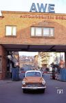 Das Automobilwerk Eisenach (kurz AWE) war 1896 als Fahrzeugfabrik Eisenach gegründet worden und wurde 1928 von den Bayerischen Motoren Werken (BMW) übernommen. Nach dem Zweiten Weltkrieg als "Volkseigener Betrieb" (VEB) verstaatlicht, erhielt 1953 das Werk den endgültigen Namen "VEB Automobilwerk Eisenach" und produzierte ab 1955 den Wartburg. 1991 wurde das Unternehmen von der Treuhandanstalt geschlossen. Gleichzeitig eröffnete Opel ein Werk in Eisenach, das die Tradition der Autoindustrie in der Stadt fortführt. Kurz nach der Wende ergab sich dieses Zufallsfoto mit einem Wartburg am Werkstor von AWE. Der "VEB"-Eigentümer war bereits entfernt worden.  (08.12.1990) <i>Foto: Joachim Schmidt</i>