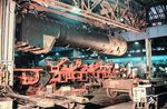Aufsetzen des aufgearbeiteten und neu beblechten Kessels auf den Rahmen der 01 519 im Raw Meiningen.  (13.12.1990) <i>Foto: Joachim Schmidt</i>