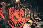 Aufachsen der 01 519 im Raw Meiningen. Aufachsen bedeutet, dass die Radsätze (Achsen) wieder unter den Rahmen der Lokomotive montiert werden, nachdem sie zuvor zur Überholung ausgebaut worden waren.  (17.12.1990) <i>Foto: Joachim Schmidt</i>