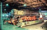Nach dem Aufachsen wird 01 519 in die Endmontagehalle geschoben. (17.12.1990) <i>Foto: Joachim Schmidt</i>