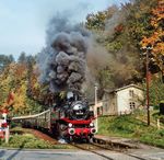 86 049 (Bw Chemnitz) fährt mit einem Personenzug nach Annaberg-Buchholz aus dem Haltepunkt Witzschdorf, das durch die Sächsische Nähfadenfabrik, später "VEB Texturseidenwerk Flöha, Betriebsteil Witzschdorf", bekannt wurde. (14.10.1990) <i>Foto: Joachim Schmidt</i>