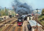 86 049 erreicht den Bahnhof Zschopau. Der Ort südöstlich von Chemnitz war zu DDR-Zeiten hauptsächlich durch die hier produzierten Motorräder des "VEB Motorradwerk Zschopau" mit dem daraus abgeleiteten Markenkürzel 'MZ' berühmt. (14.10.1990) <i>Foto: Joachim Schmidt</i>