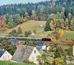 Im herbstlichen Zschopautal ist 86 049 mit einem Personenzug nach Annaberg-Buchholz in Hopfgarten unterwegs. (14.10.1990) <i>Foto: Joachim Schmidt</i>