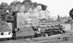 03 164 passiert mit E 619 das Befehlsstellwerk Nord "Mpf" in der Nordausfahrt aus dem Bahnhof Minden (Westf). Das Stellwerk ging mit Inbetriebnahme des neuen Zentralstellwerks "Mf" 1968 vom Netz, wurde danach noch einige Jahrzehnte als Werkstattgebäude genutzt. Seit einigen Jahren befindet es sich in einem desolaten Zustand.  (23.08.1964) <i>Foto: Karl Wyrsch, Slg. D. Ammann</i>