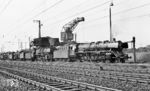 03 088 vom Bw Hamburg-Altona wartet in einer langen Lokreihe an der Bekohlungsanlage im Bw Hannover. (23.08.1964) <i>Foto: Karl Wyrsch, Slg. D. Ammann</i>