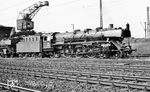 Die Altonaer 03 088 vor einer weiteren 03 im Bw Hannover. Während des Krieges war 03 088 sogar in Hannover beheimatet. Nach dem Ende der Baureihe 03 beim Bw Hamburg-Altona wurde sie im Mai 1969 nach Ulm umstationiert, wo sie noch bis September 1972 als letzte betriebsfähige DB im Einsatz war. (23.08.1964) <i>Foto: Karl Wyrsch, Slg. D. Ammann</i>
