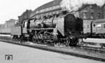 Die Kemptener 39 069 setzt nach Ankunft im Kopfbahnhof München Hbf in das Bw 1 um. (02.10.1953) <i>Foto: Karl Wyrsch, Slg. D. Ammann</i>