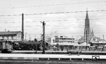 39 152 (Bw Kempten/Allgäu) vor der Kulisse des Ulmer Münster in Ulm Hbf. Links steht E 17 03. (08.1953) <i>Foto: Karl Wyrsch, Slg. D. Ammann</i>