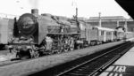 39 176 vor dem an der Zugspitze aus schweizerischen Wagen gebildeten D 82 nach Bern in München Hbf.  (13.11.1954) <i>Foto: Karl Wyrsch, Slg. D. Ammann</i>