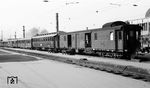 Der interessante Wagenpark des D 82 nach Bern bei der Ausfahrt aus München Hbf. Neben dem Schweizer Wagenpark fällt der alte preußische Oberlichtwagen auf, der als Kurswagen aus Augsburg (E 782) ab Immenstadt mit dem P 2463 weiter nach Oberstdorf lief. (13.11.1954) <i>Foto: Karl Wyrsch, Slg. D. Ammann</i>