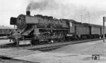 39 253 im Bahnhof Eutingen (Württ). Die Lok war vom 9. Januar 1948 bis zur Ausmusterung am 10.03.1965 in Stuttgart stationiert. Obwohl nicht zum preußischen Tender mit Gleitlagern passend, hat die Lok schon die verbesserte Saugzuganlage mit kleinerem Schornsteindurchmesser, die immerhin bei über 60 Maschinen bildlich nachgewiesen ist. Auch besitzt sie eine Indusi-I-54-Anlage, erkennbar am zweiten Hauptluftbehälter, der wegen des Magneten von der Lokführerseite auf das Umlaufblech der Heizerseite gewandert ist. (11.05.1963) <i>Foto: Karl Wyrsch, Slg. D. Ammann</i>