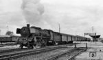 Nach Trennung der Zuggarnitur des P 1954 fährt 39 253 in Eutingen (Württ) weiter. (11.05.1963) <i>Foto: Karl Wyrsch, Slg. D. Ammann</i>