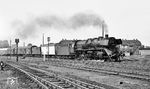 41 088 (Bw Bielefeld) fährt mit einem Güterzug durch den Bahnhof Minden (Westf) nordwärts. (23.08.1964) <i>Foto: Karl Wyrsch, Slg. D. Ammann</i>