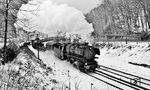 44 124 (Bw Haltingen) fährt mit einem Güterzug nach einem plötzlichen Wintereinbruch durch Haltingen (Baden). (03.1962) <i>Foto: Karl Wyrsch, Slg. D. Ammann</i>
