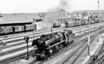 44 463 im Bahnhof Konstanz. Bis 2008 war der Mittelbahnsteig des Bahnhofs durch einen Maschendrahtzaun von den übrigen Gleisen getrennt, auf Gleis 3 hielten nur die Züge in die Schweiz. Die Trennung umfasste auch das Bahnhofsgebäude in einen deutschen und schweizer Teil, der deutsche Teil wird auch heute noch von der DB betrieben, der Schweizer von der Thurbo (ehemals Mittelthurgaubahn). Reisende zum Schweizer Bahnhof mussten bis 2008 eine Zollkontrolle passieren, bevor sie die Bahnsteige betreten konnten. (13.05.1967) <i>Foto: Karl Wyrsch, Slg. D. Ammann</i>