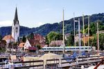 Ein 628 passiert als E 3816 den Osthafen in Sipplingen mit der Kirche St. Martin.  (24.06.1990) <i>Foto: Wolfgang Bügel</i>