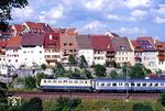 140 322 vom Bw Köln-Deutzerfeld (!) mit einem Sonderzug vor der historischen Stadtkulisse von Engen im Hegau. (24.06.1990) <i>Foto: Wolfgang Bügel</i>