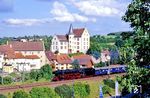 01 1066 mit Sonderzug Dz 20264 vor dem Krenkinger Schloss in Engen, das beim Ausbau in den 1890er-Jahren seine heutige Gestalt erhielt. (24.06.1990) <i>Foto: Wolfgang Bügel</i>