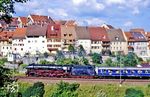 01 1066 fährt mit Sonderzug Dz 20264 an der Altstadtkulisse in Engen vorbei. (24.06.1990) <i>Foto: Wolfgang Bügel</i>
