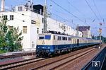 Die Frankfurter 111 101 führt den D 2319 (Amsterdam CS - Arnhem - Emmerich - Düsseldorf - Neuss - Köln) in Düsseldorf Völklinger Straße. (26.06.1990) <i>Foto: Wolfgang Bügel</i>