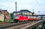120 106 mit EC 14 "Wörthersee" (Klagenfurt - München - Stuttgart - Köln - Hamburg-Altona - Kiel) in Düsseldorf-Wehrhahn. Das Gleis ganz links ist das Verbindungsgleis vom Abzweig Rethel zum Abzweig Dora nach -Grafenberg bzw. -Gerresheim. (26.06.1990) <i>Foto: Wolfgang Bügel</i>