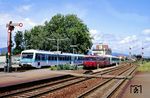 Im Juli 1990 feierte der Bahnhof Landau (Pfalz) sein 135-jährigen Jubiläum, gleichzeitig wurde das 115-jährige Jubiläum der Strecke nach Zweibrücken mit einer Sonderzugfahrt begangen. Der Nahverkehr auf den Nebenbahnen in der Pfalz war (noch) in Händen des 798, dessen Ablösung in Form des VT 628 bereits zahlreich vertreten war. (01.07.1990) <i>Foto: Wolfgang Bügel</i>