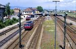 798 824 verlässt als N 4464 den Bahnhof Landau (Pfalz). Am Hausbahnsteig steht 01 150 mit einem Sonderzug nach Pirmasens Nord. (01.07.1990) <i>Foto: Wolfgang Bügel</i>