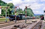 01 150 fährt mit einem Sonderzug aus Landau (Pfalz) in Annweiler am Trifels ein. Annweiler war regelmäßig Endpunkt von Zügen, die in Landau begannen. Daneben verkehrten sowohl Züge zum Pirmasenser Hauptbahnhof als auch nach Zweibrücken. In den 1970er Jahren gab es zum Teil durchgehende Züge bis Homburg, Neustadt, St. Ingbert und Bruchsal. 1994 entfielen die meisten Verbindungen, die nach Zweibrücken beziehungsweise Saarbrücken führten, seither konzentriert sich der Verkehr nach Pirmasens. 2008 wurde der letzte durchgehende Zug bis Saarbrücken gestrichen.	 (01.07.1990) <i>Foto: Wolfgang Bügel</i>
