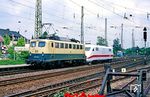 140 302 (Bw Frankfurt/M-1) überführt als Dsts 80401 den nagelneuen bei Krupp in Essen gefertigten Triebkopf 401 519 zur Abnahme ins AW Opladen, aufgenommen in Solingen-Ohligs	(heute Solingen Hbf). (13.07.1990) <i>Foto: Joachim Bügel</i>