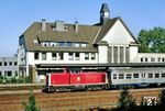 212 317	ist mit Wendezug N 5741 nach Solingen-Ohligs in den Bahnhof Remscheid-Lennep eingefahren. Der einstige Bahnknotenpunkt mit zwei Bahnbetriebswerken, einem Wagenwerk und umfangreichen Abstell- und Gütergleisen wurde mit dem Umbau in den Jahren 2009/10 zum Haltepunkt mit zwei Durchgangsgleisen degradiert. (15.07.1990) <i>Foto: Joachim Bügel</i>
